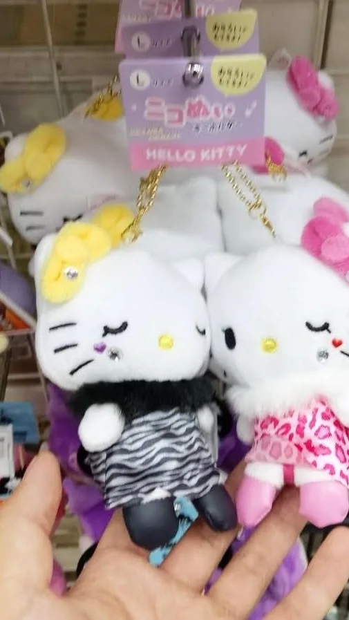 Hello Kitty 豹紋・斑馬紋 閉眼吊飾（2 隻一組） 1